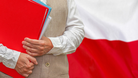 nauczyciel na tle polskiej flagi 