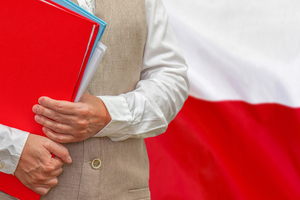 nauczyciel na tle polskiej flagi 