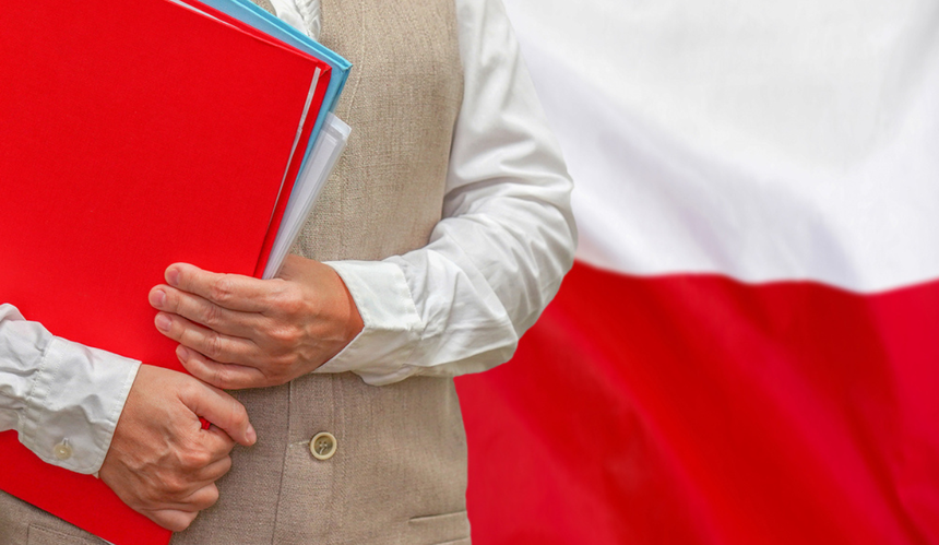 nauczyciel na tle polskiej flagi 