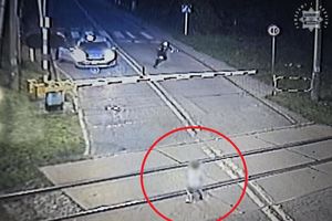 Mikołów. Policjanci uratowali dziecko przed nadjeżdżającym pociągiem