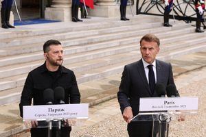 Wołodymyr Zełensi i Emmanuel Macron