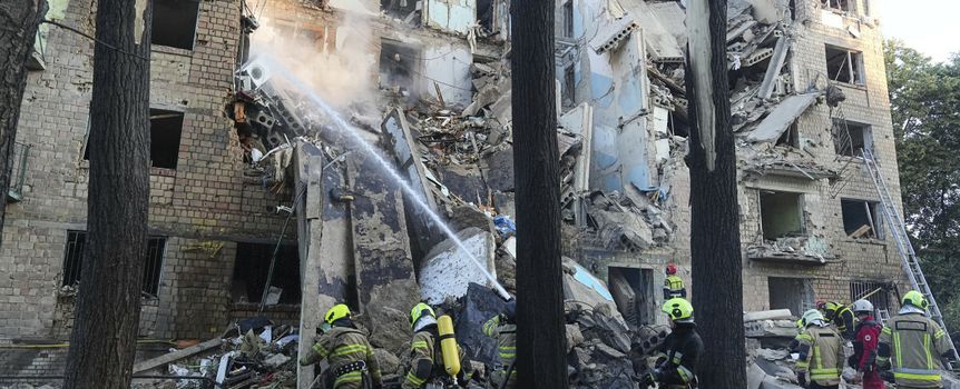 Zniszczenia po rosyjskim ataku na Kijów