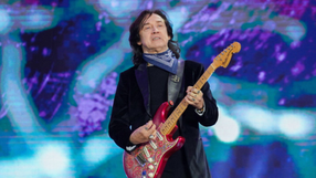 Jan Borysewicz z gitarą