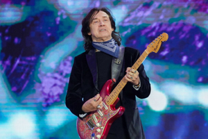 Jan Borysewicz z gitarą
