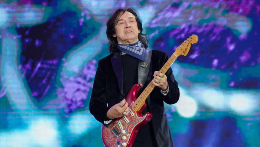 Jan Borysewicz z gitarą