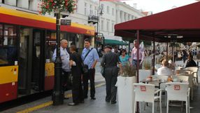 Kontrolerzy spisują gapowicza