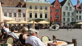 seniorzy w restauracji w Tallinie - Estonia