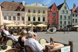seniorzy w restauracji w Tallinie - Estonia