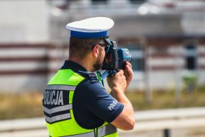 policjant patroluje droge, kontrola predkosci