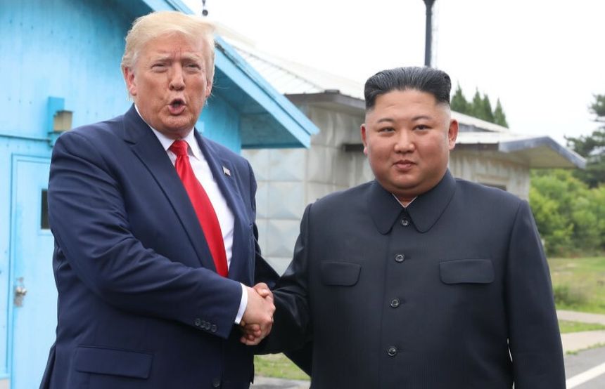 Prezydent USA Donald Trump z północnokoreańskim przywódcą Kim Dzong Unem