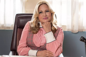 Jennifer Coolidge jako Wicedyrektor Marlene w filmie "Minecraft: Film"