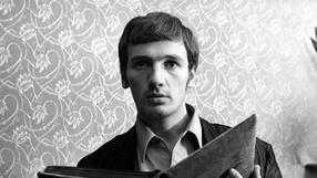 Karol Strasburger w produkcji "Jeszcze słychać śpiew i rżenie koni..."