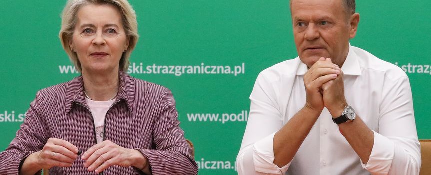 Premier Donald Tusk oraz przewodnicząca Komisji Europejskiej Ursula von der Leyen podczas odprawy z kadrą dowódczą Wojska Polskiego i Straży Granicznej w placówce SG w Krynkach