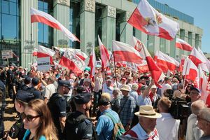 Gorąco przed Sądem Najwyższym. Kordon policji oddziela demonstrantów