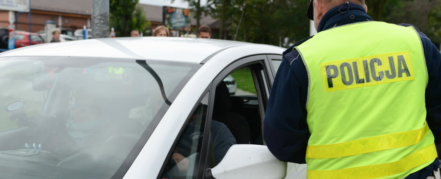 policjant wypisuje mandat kierowcy