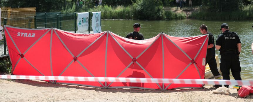 Policja z parawanem nad wodą
