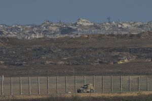 Pojazd izraelskiej armii porusza się wzdłuż granicy Strefy Gazy