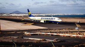 samolot linii lotniczych Ryanair w obrebie lotniska Arrecife na Wyspach Kanaryjskich