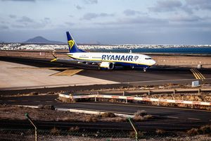 samolot linii lotniczych Ryanair w obrebie lotniska Arrecife na Wyspach Kanaryjskich