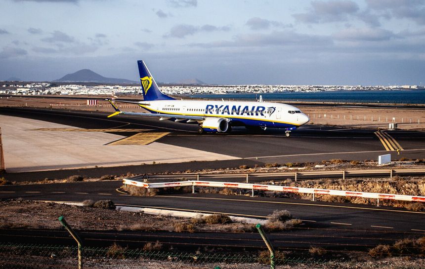 samolot linii lotniczych Ryanair w obrebie lotniska Arrecife na Wyspach Kanaryjskich