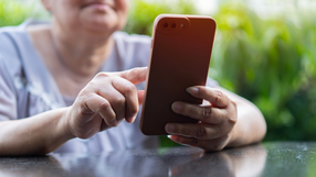 kobieta rozmawia przez telefon