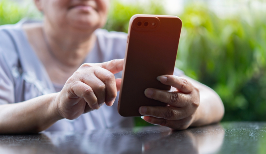 kobieta rozmawia przez telefon