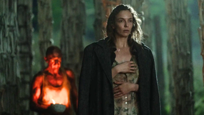 Ralph Fiennes i Jodie Comer w filmie "28 lat później"