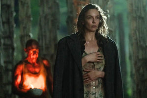 Ralph Fiennes i Jodie Comer w filmie "28 lat później"