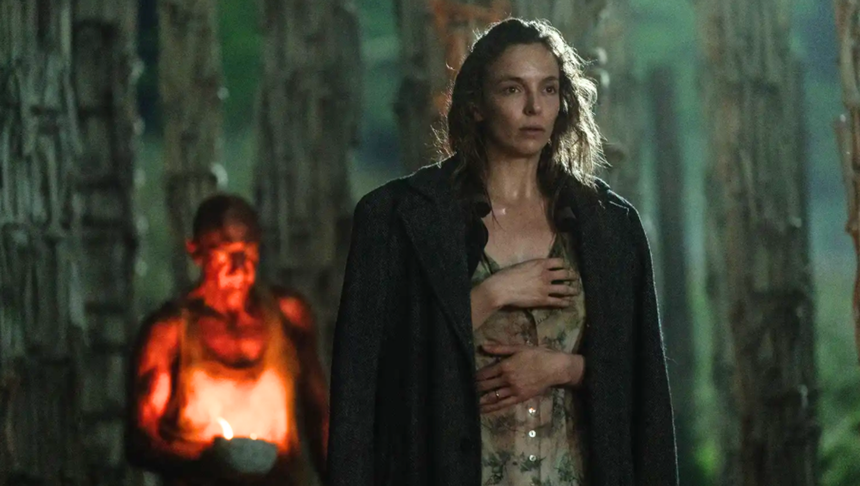 Ralph Fiennes i Jodie Comer w filmie "28 lat później"