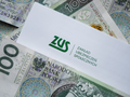 pieniadze i list od zakladu ubezpieczen spolecznych 