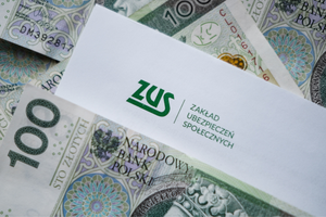 pieniadze i list od zakladu ubezpieczen spolecznych 