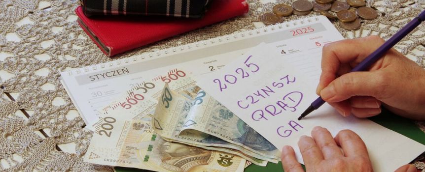 seniorka liczy pieniądze