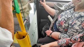 seniorzy w autobusie