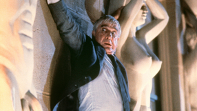 Leslie Nielsen w filmie "Naga broń"