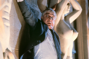 Leslie Nielsen w filmie "Naga broń"