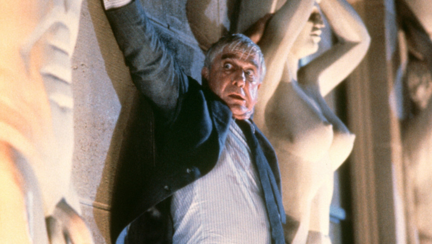 Leslie Nielsen w filmie "Naga broń"