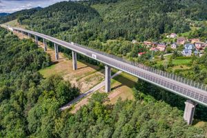 Budowa drogi ekspresowej S1 - estakada z widokiem na góry