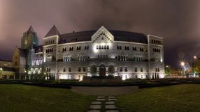 Centrum Kultury "Zamek" nocą