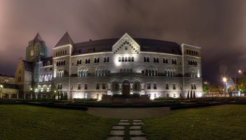 Centrum Kultury "Zamek" nocą
