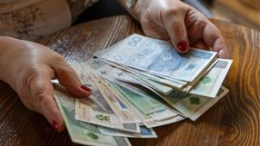 Emerytka liczy pieniądze