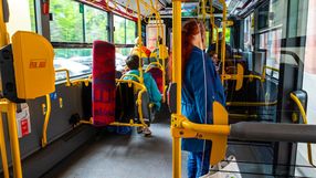 autobus, kasownik, pasażerka