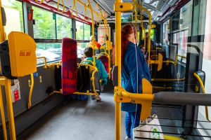 autobus, kasownik, pasażerka