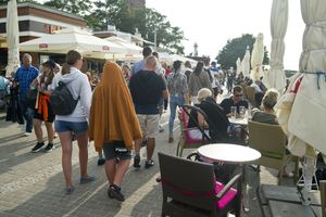 mieszkańcy i turyści w Kołobrzegu