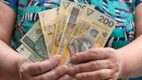 kobieta trzyma pieniadze w rekach 