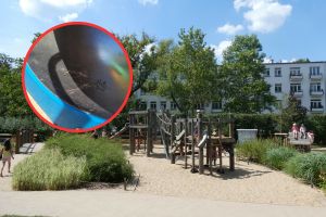 Dziecko przykleiło się do zjeżdżalni na placu zabaw w Margoninie
