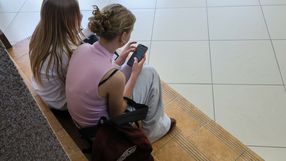 uczennice na przerwie na korytarzu szkolnym