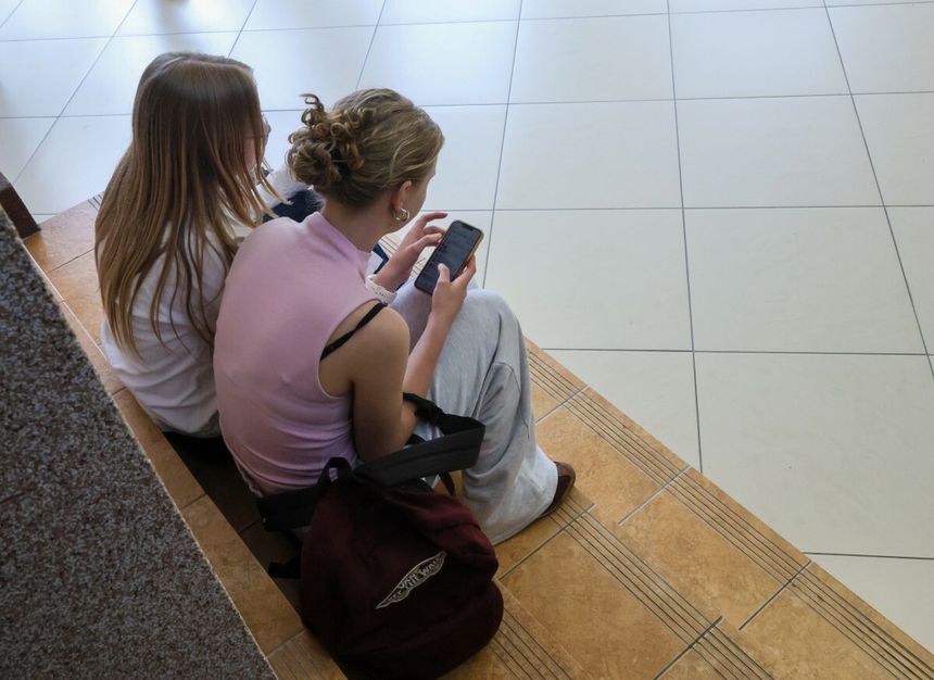 uczennice na przerwie na korytarzu szkolnym