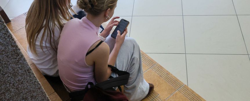 uczennice na przerwie na korytarzu szkolnym