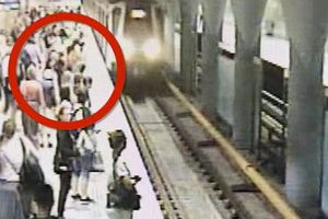 Warszawa. Próbował wepchnąć kobietę pod pociąg metra