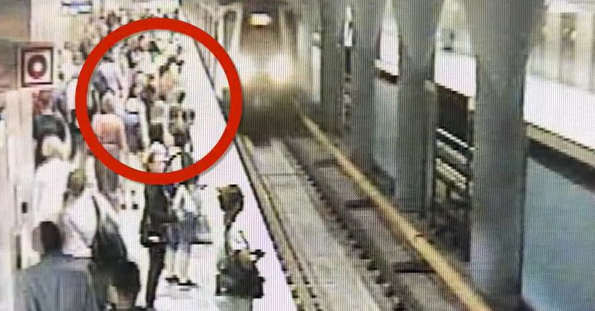 Warszawa. Próbował wepchnąć kobietę pod pociąg metra